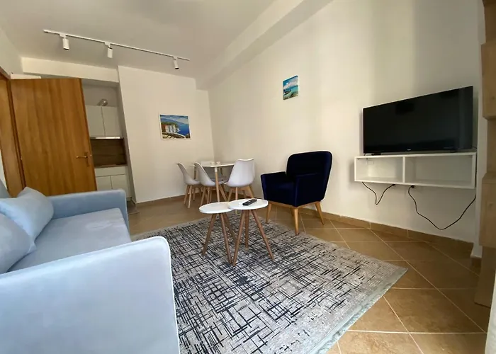 Joni's 10 Golem (Tirana)